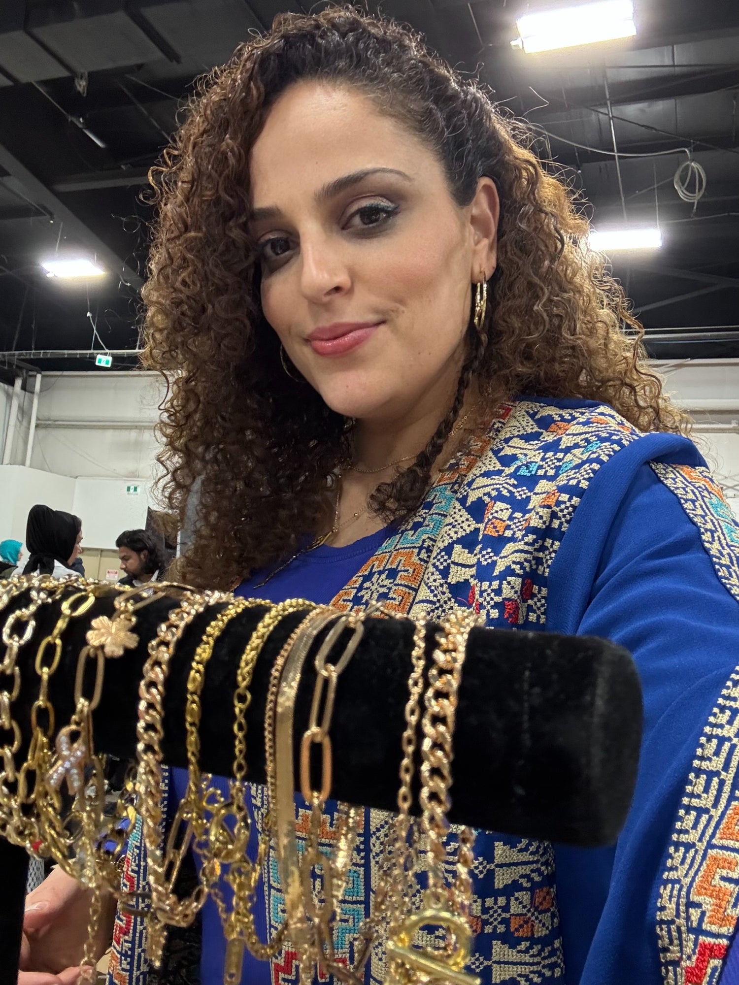 This video shows a calligraphy real gold plated 18 K custom necklaces, rosary, style, and other styles that can be personalized